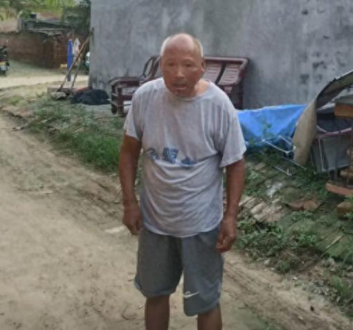 走失者照片 濮阳市寻人：八旬老人走失，穿灰色短...
