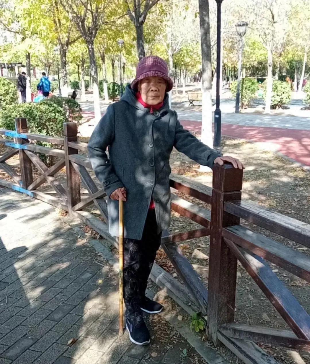 走失者照片 天津市急寻：八旬老太走失，高1米6...