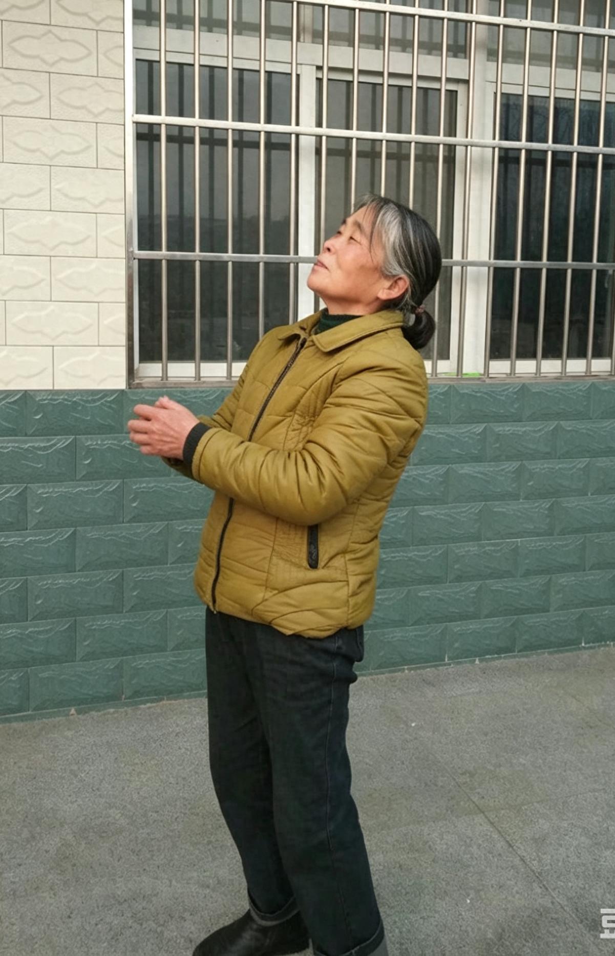 走失者照片 襄阳市寻人：六旬老太走失，穿白色上...
