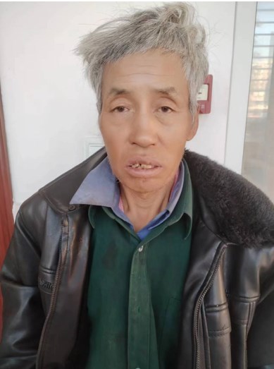 走失者照片 南阳市寻亲：六旬老人被救助，穿黑色...