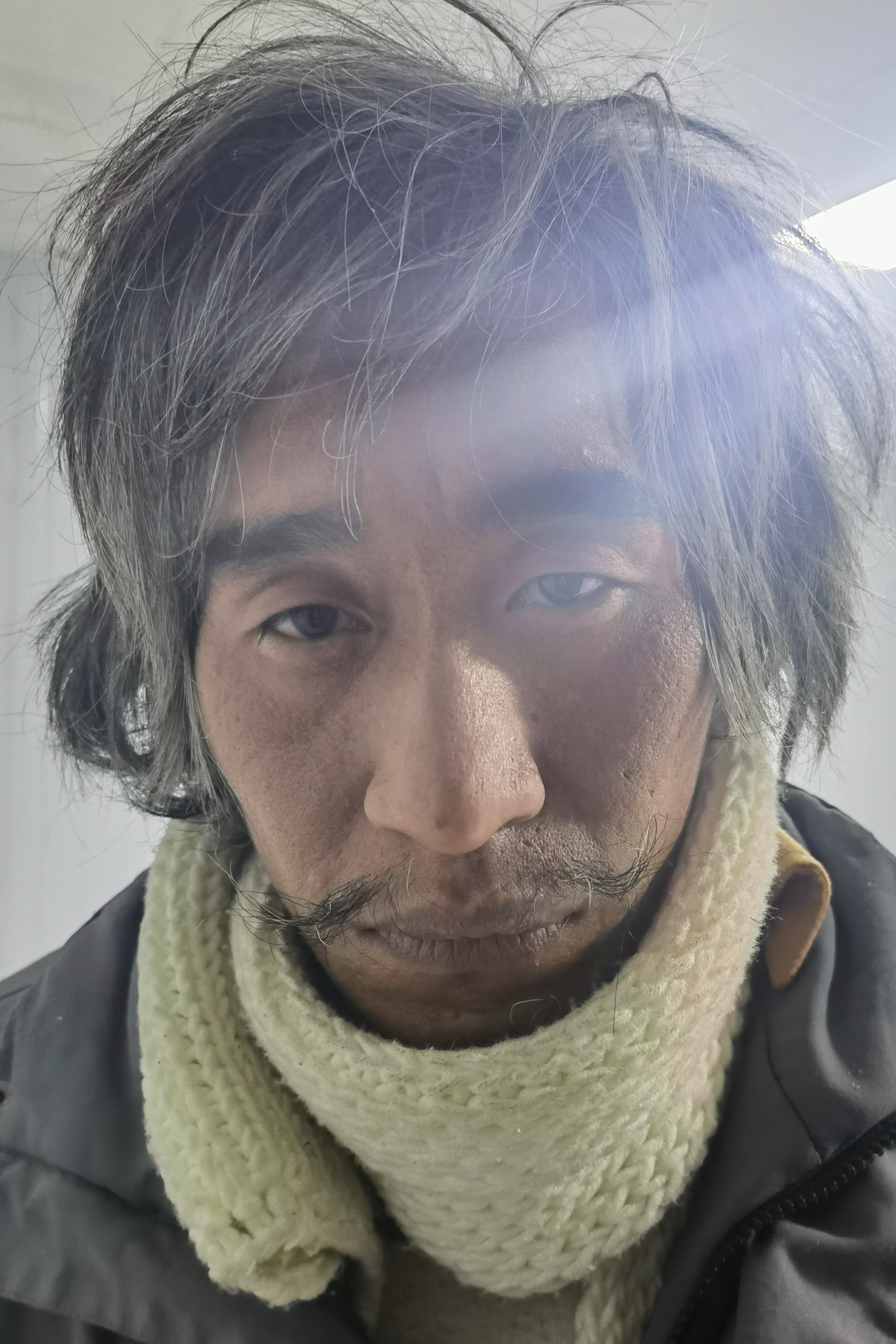 走失者照片 安阳市寻亲：中年男子被救助，穿灰红...