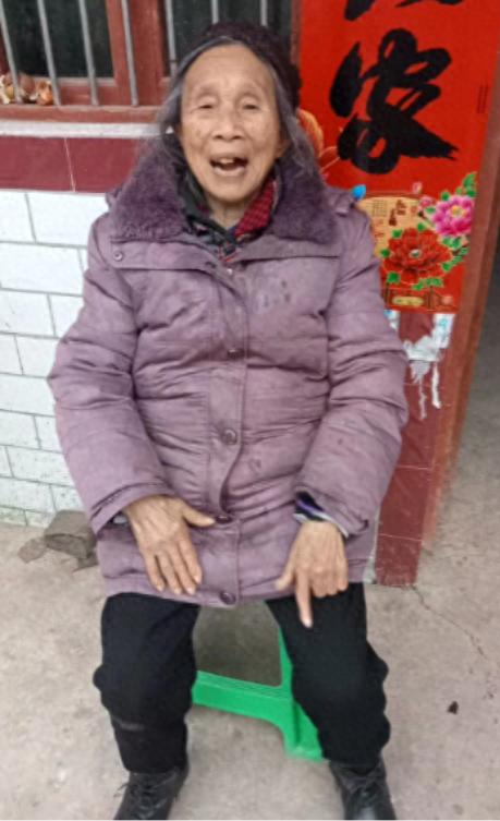 走失者照片 资阳市寻人：九旬老太走失，穿蓝色带...
