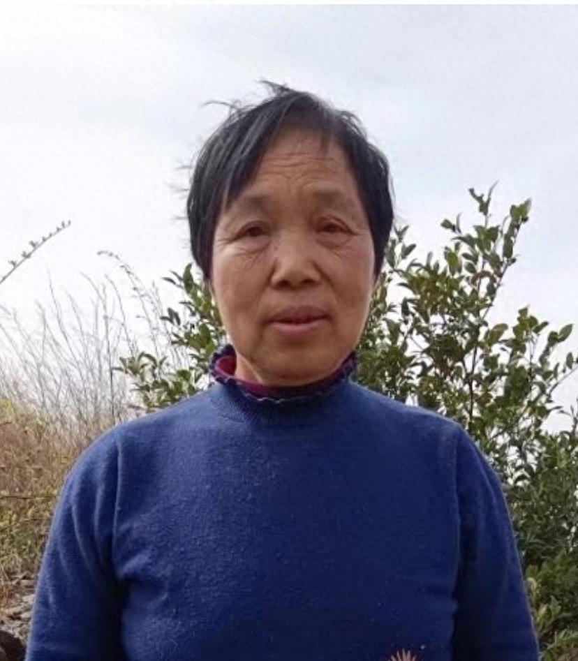 走失者照片 黄冈市寻人：六旬老太失联，穿米色格...