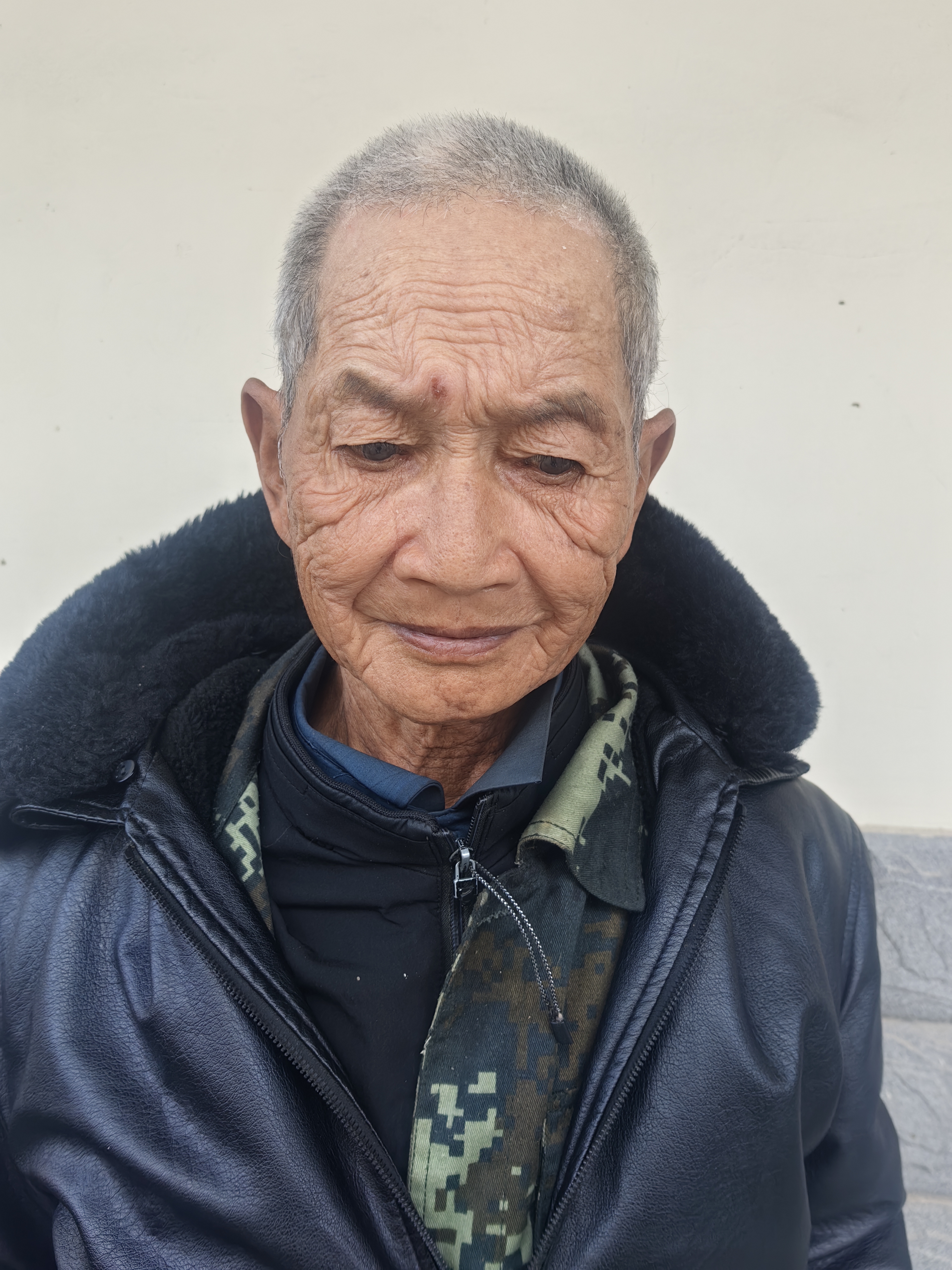 走失者照片 驻马店市寻亲：七旬老人被救助，戴鸭...