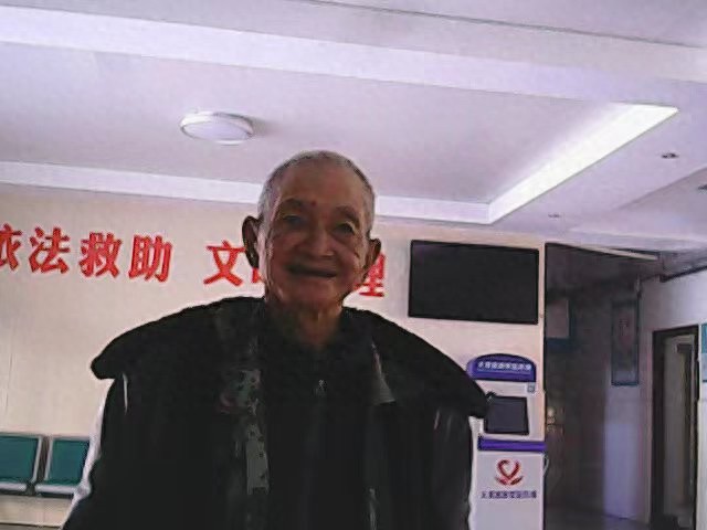 走失者照片 驻马店市寻亲：七旬老人被救助，戴鸭...