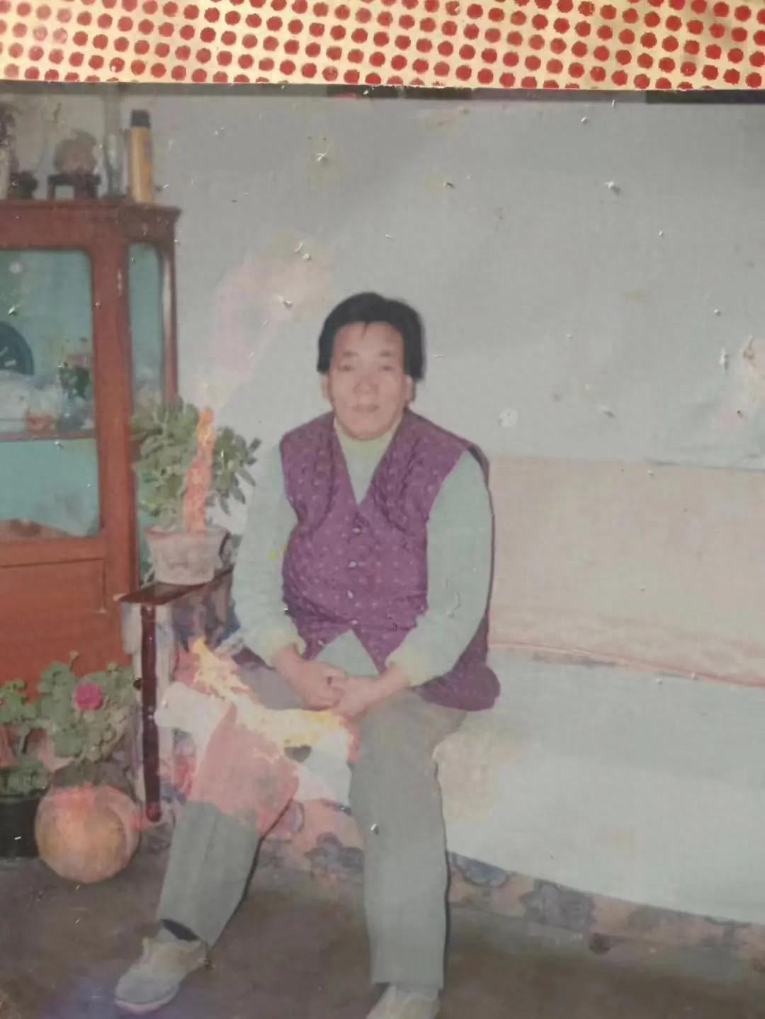走失者照片 淄博市寻人：八旬老太失联，穿红色格...