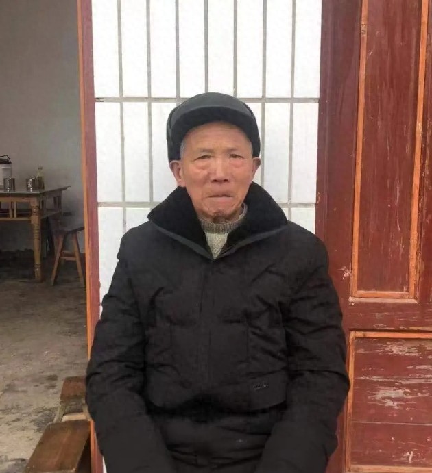 走失者照片 南充市急寻：八旬老人走失，提蓝色塑...