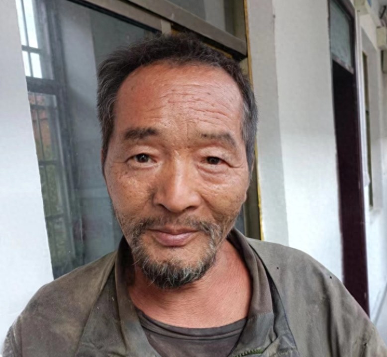 走失者照片 信阳市寻亲：五旬男子被救助，穿军绿...
