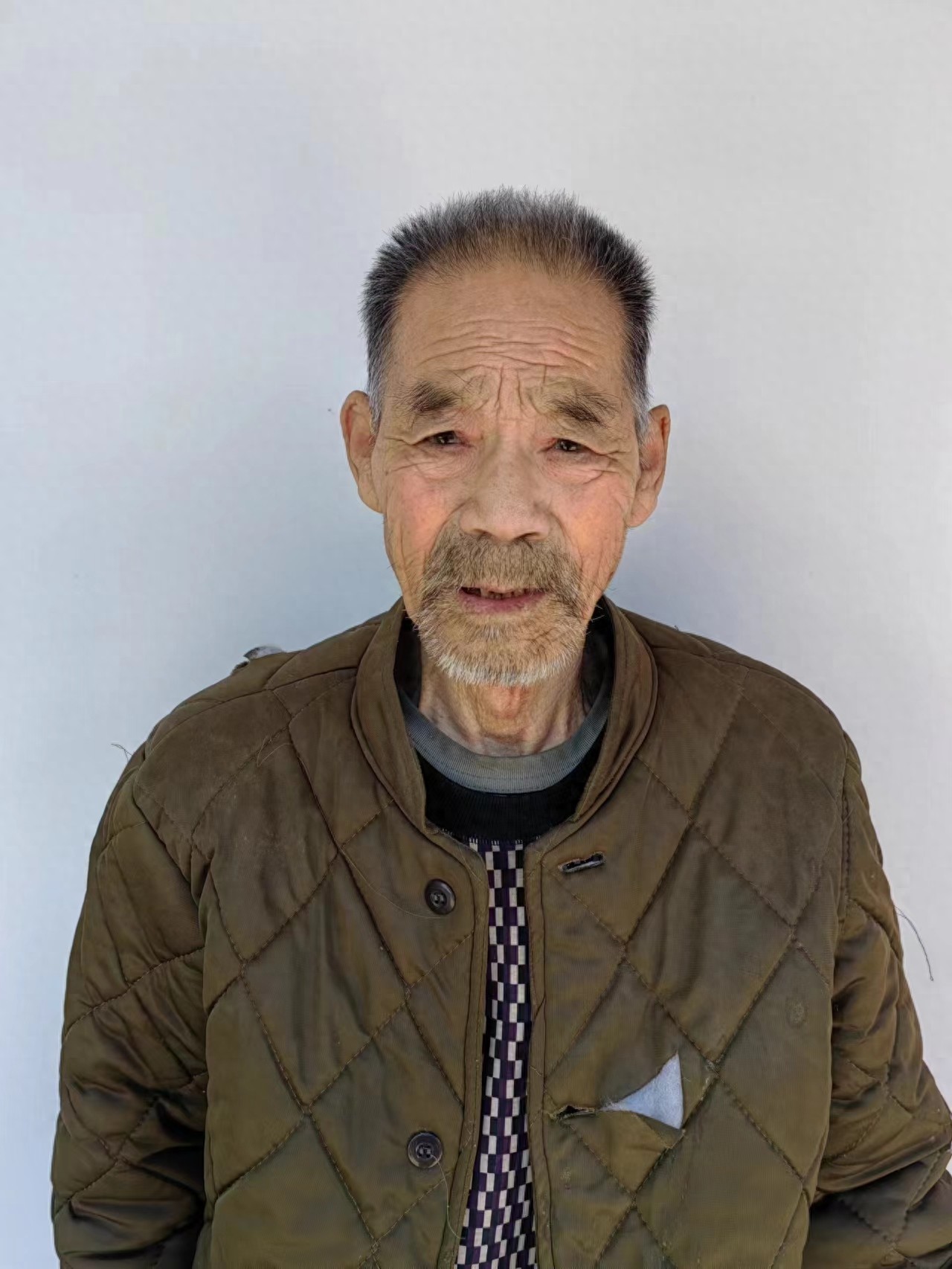走失者照片 石家庄市寻亲：八旬老人被救助，穿军...