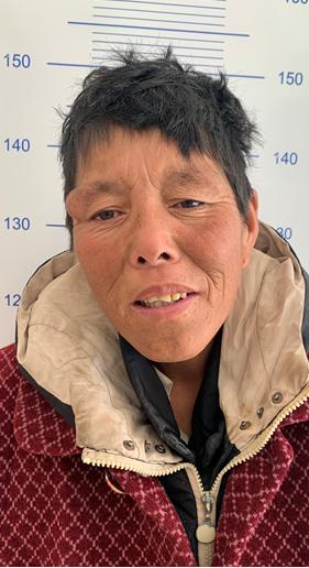 走失者照片 枣庄市寻亲：五旬女子被救助，穿枣红...