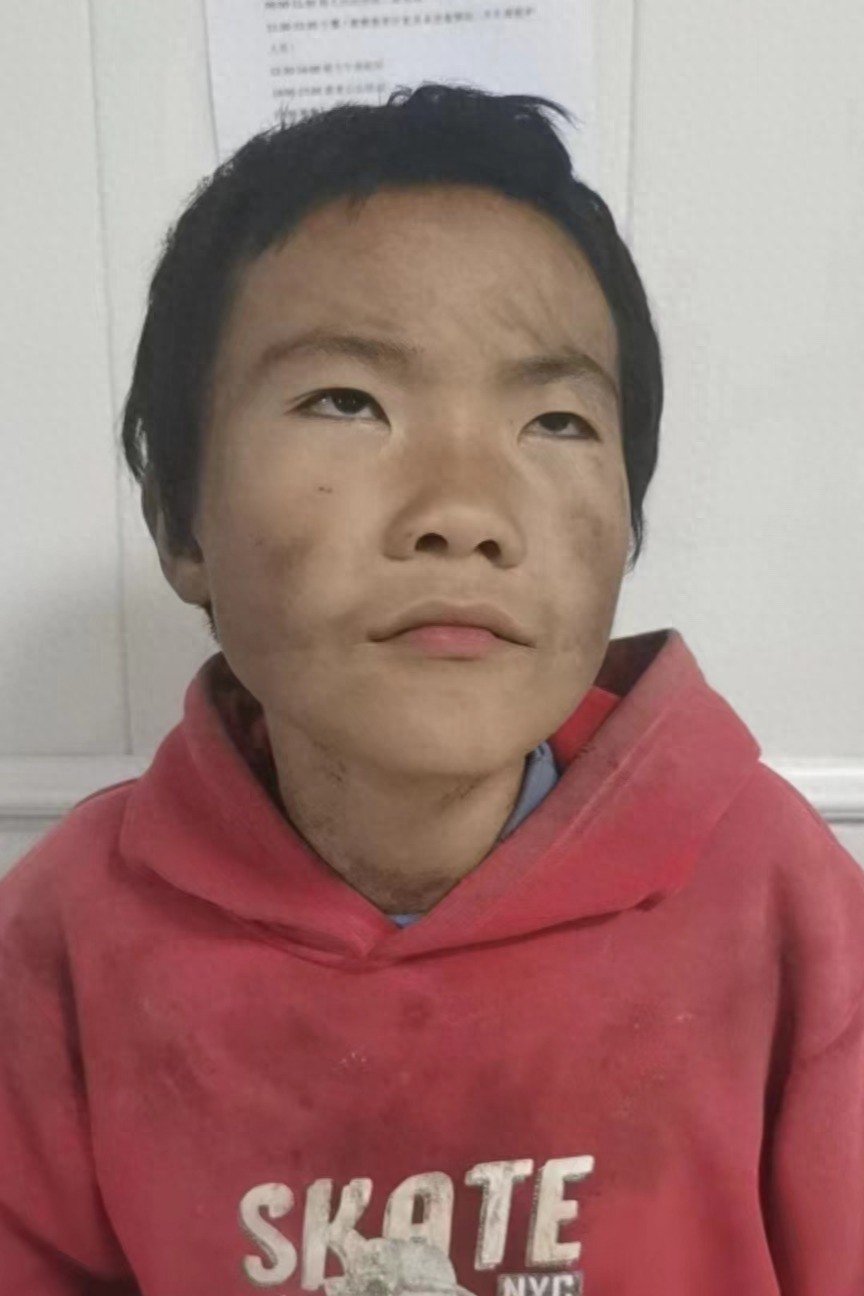 走失者照片 昭通市寻亲：10岁男孩被救助，穿红...