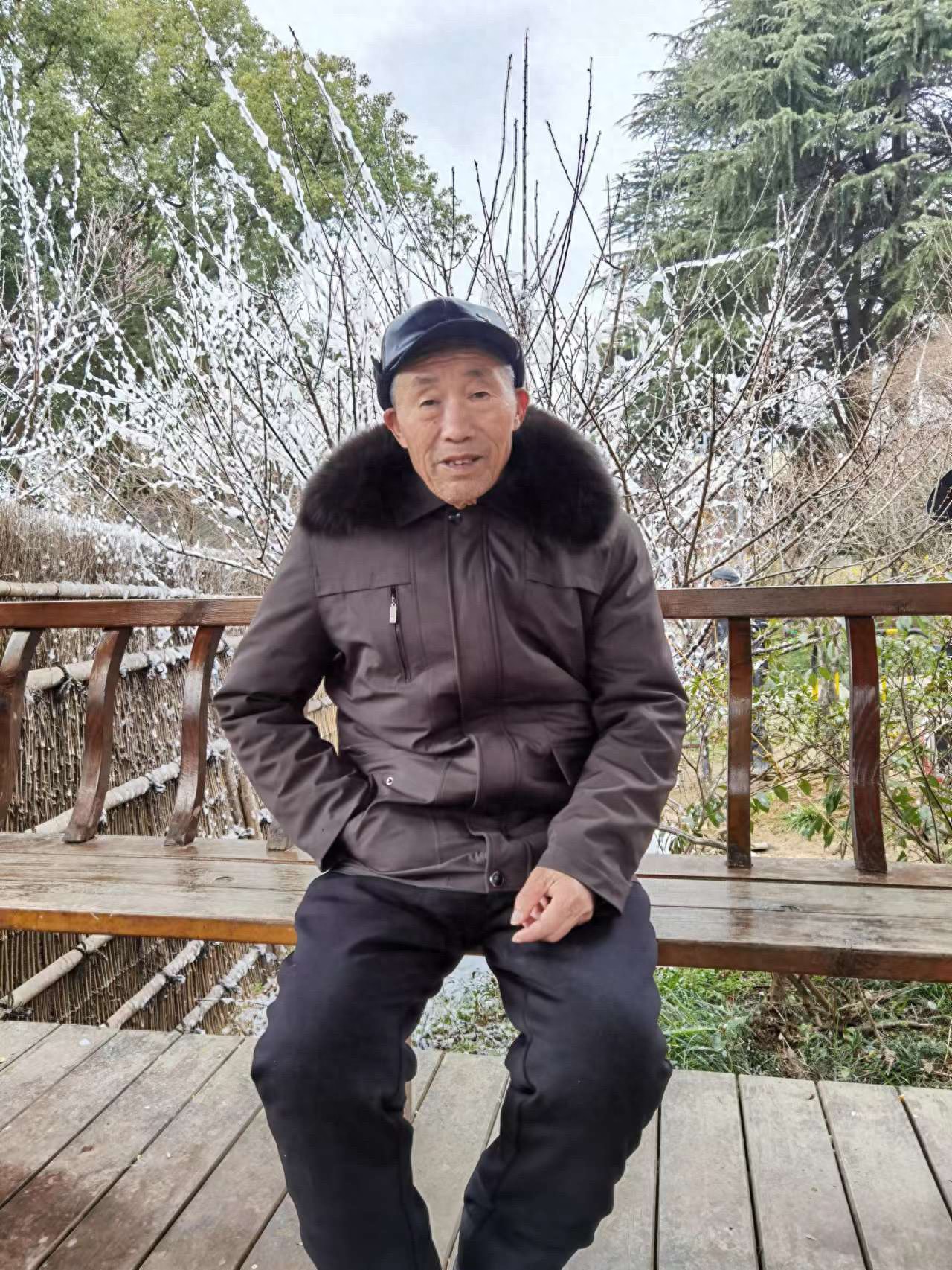 走失者照片 连云港市寻人：八旬老人走失，戴灰色...