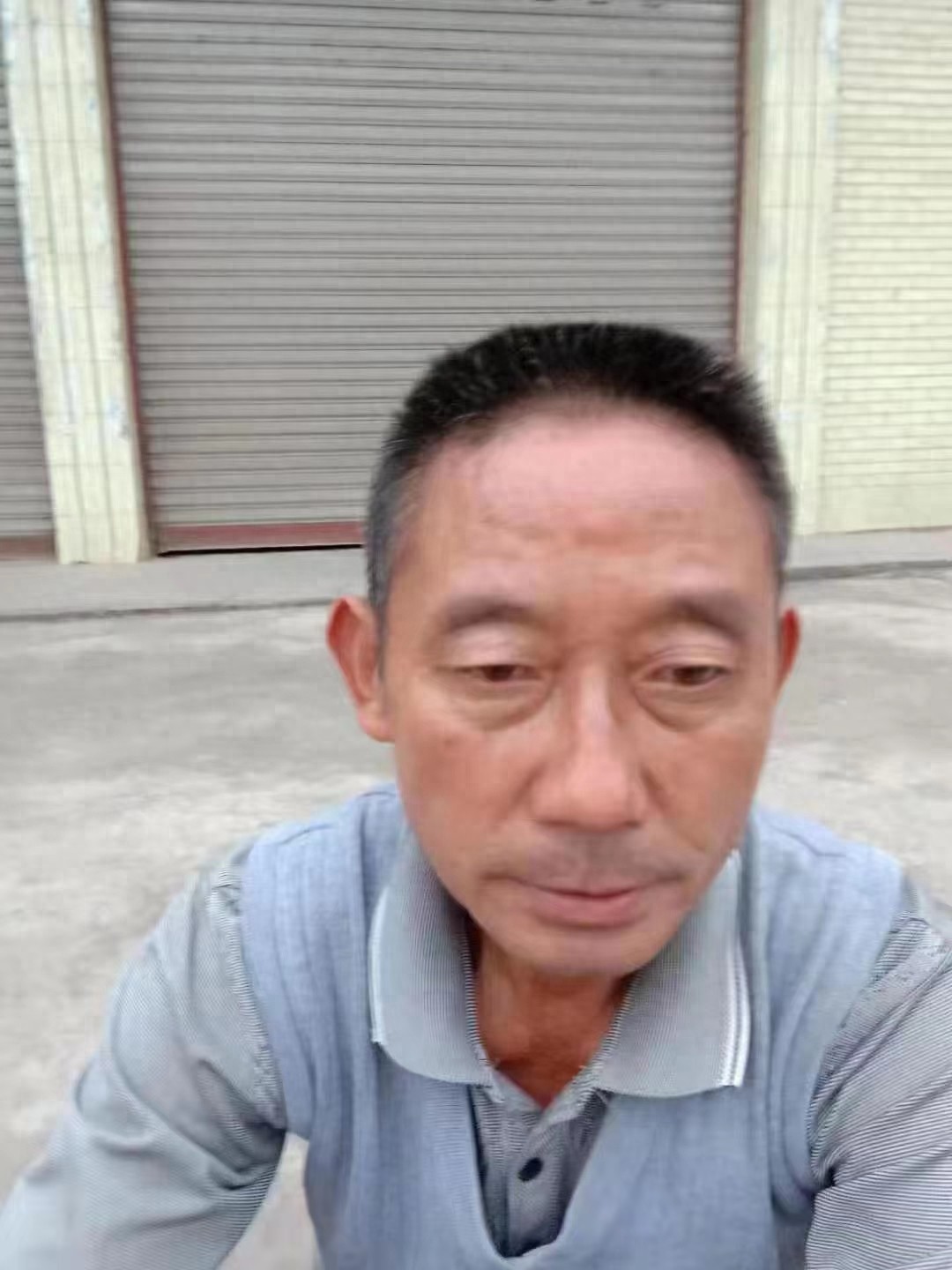 走失者照片 乐山市急寻：六旬老人走失，穿深蓝色...