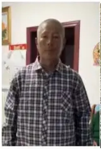 走失者照片 北京市急寻：六旬老人失联，穿灰黄色...