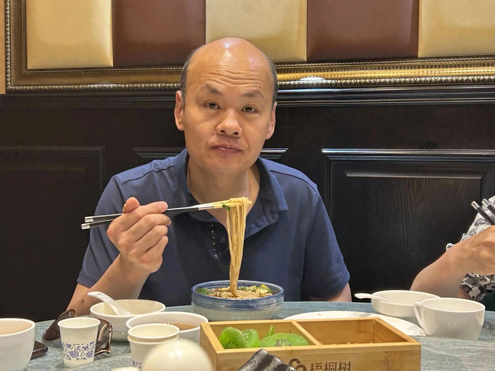 走失者照片 西安市急寻：五旬男子走失，穿黑色运...