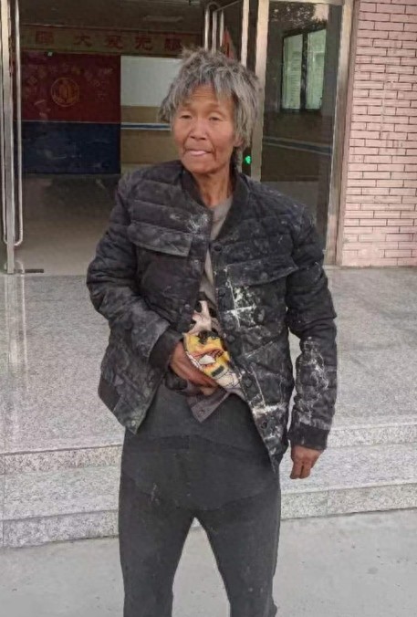 走失者照片 新乡市寻亲：六旬老太被救助，穿黑色...