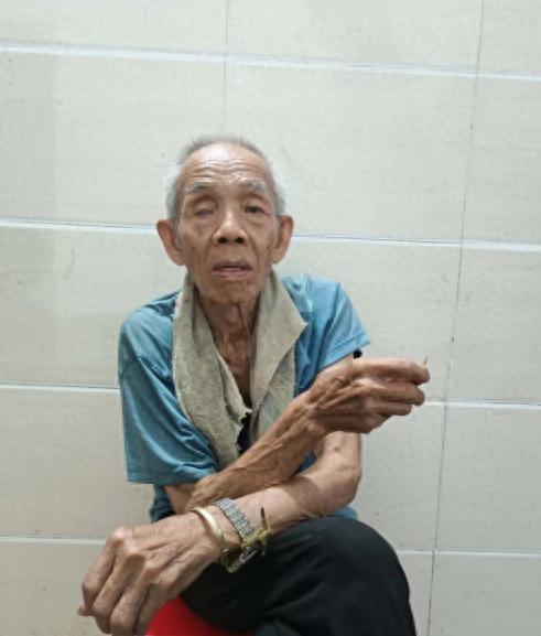 走失者照片 百色市急寻：九旬老人失联，驼背，穿...