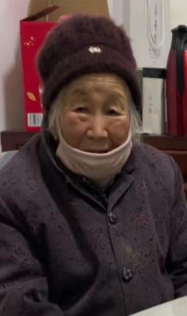 走失者照片 阜阳市急寻：七旬老太失联，骑红色电...