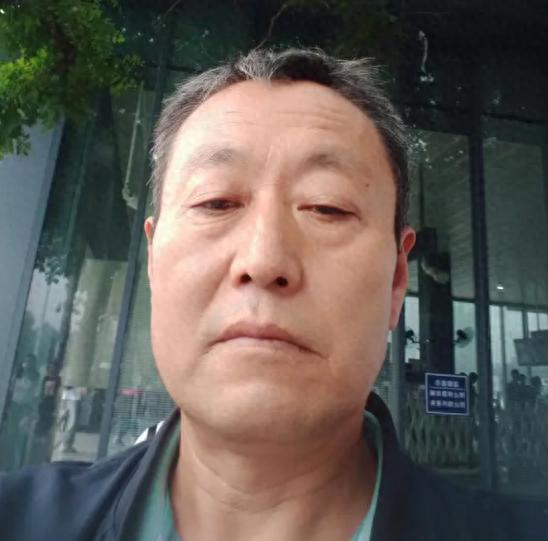 走失者照片 信阳市急寻：六旬老人失联，穿黑色皮...