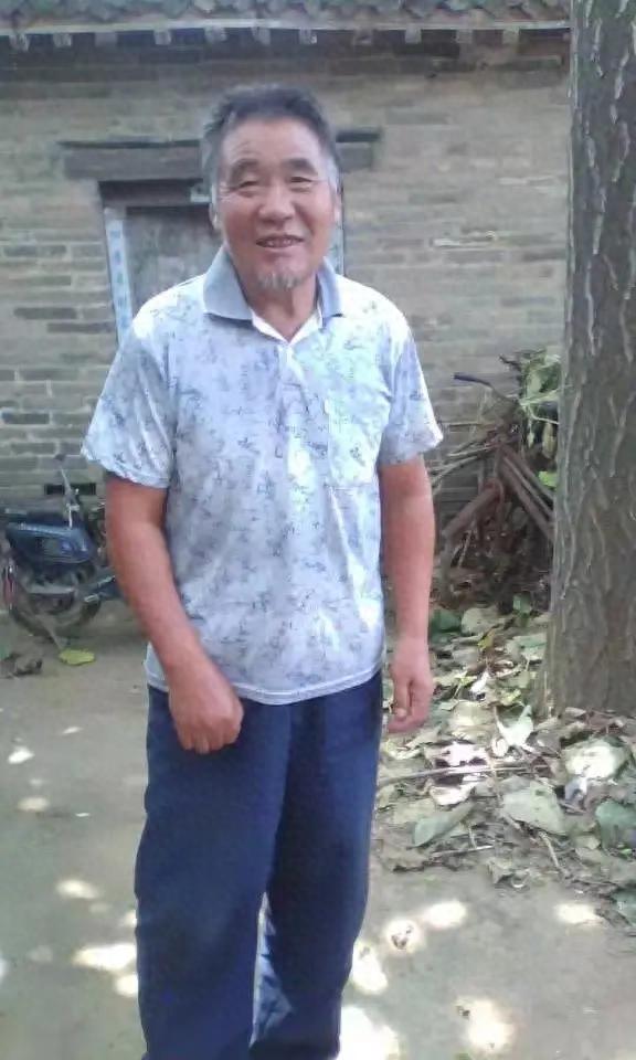 走失者照片 鹤壁市寻人：六旬老人失联，穿军绿色...