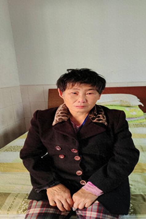 走失者照片 自贡市寻亲：六旬老太被救助，穿黑色...