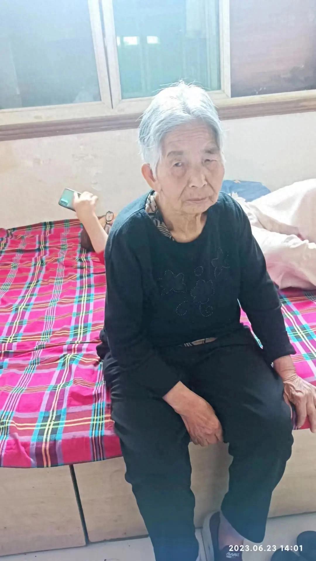 走失者照片 西安市急寻：七旬老太走失，穿红色外...