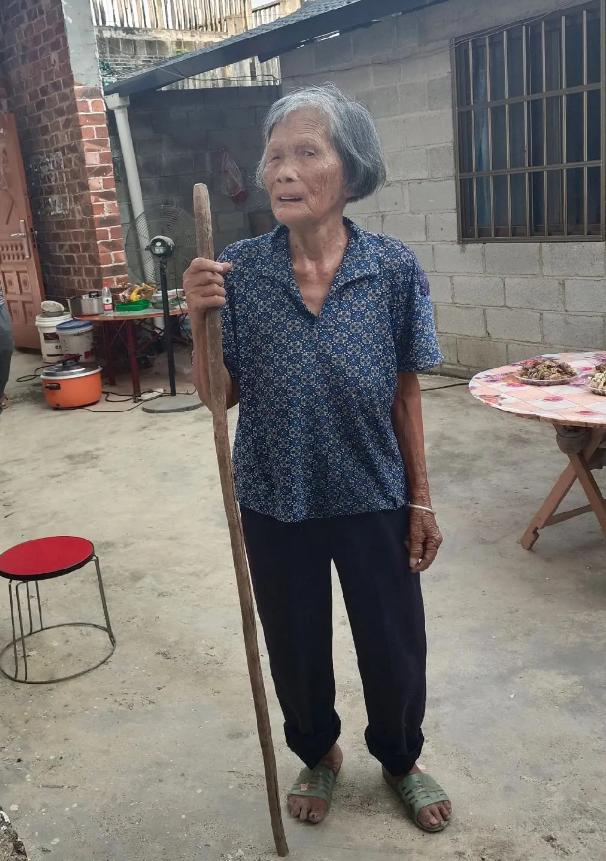 走失者照片 南宁市寻人：八旬老太失联，穿灰色上...