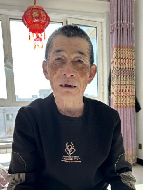 走失者照片 包头市急寻：七旬老人失联，戴蓝色帽...