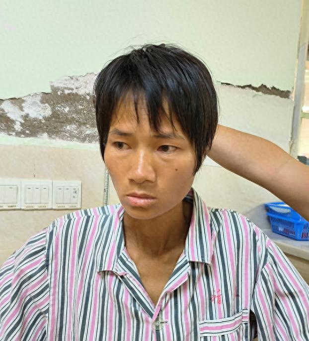 走失者照片 崇左市寻亲：中年女子被救助，穿深褐...