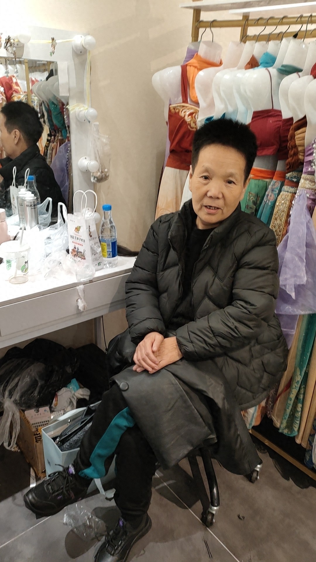 走失者照片 西安市急寻：六旬老太走失，穿黑色薄...