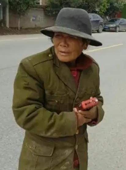 走失者照片 西安市急寻：六旬老太走失，穿红色皮...
