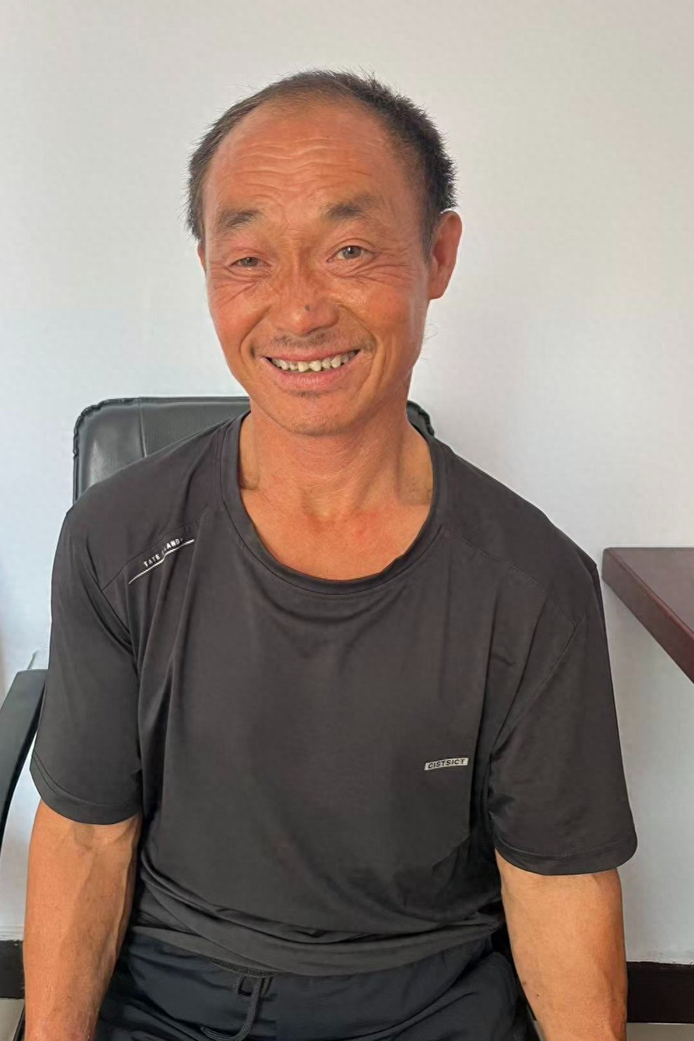 走失者照片 张家口市寻亲：六旬老人被救助，穿黑...