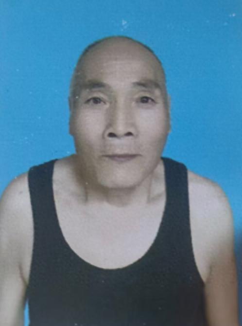 走失者照片 咸阳市寻人：六旬老人走失，穿灰色防...