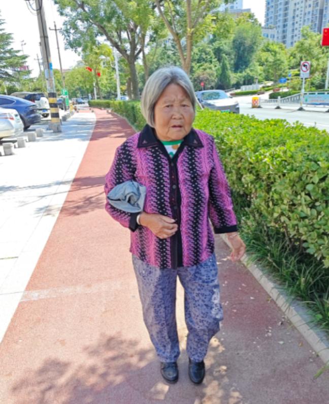 走失者照片 威海市寻人：八旬老太走失，穿白色上...
