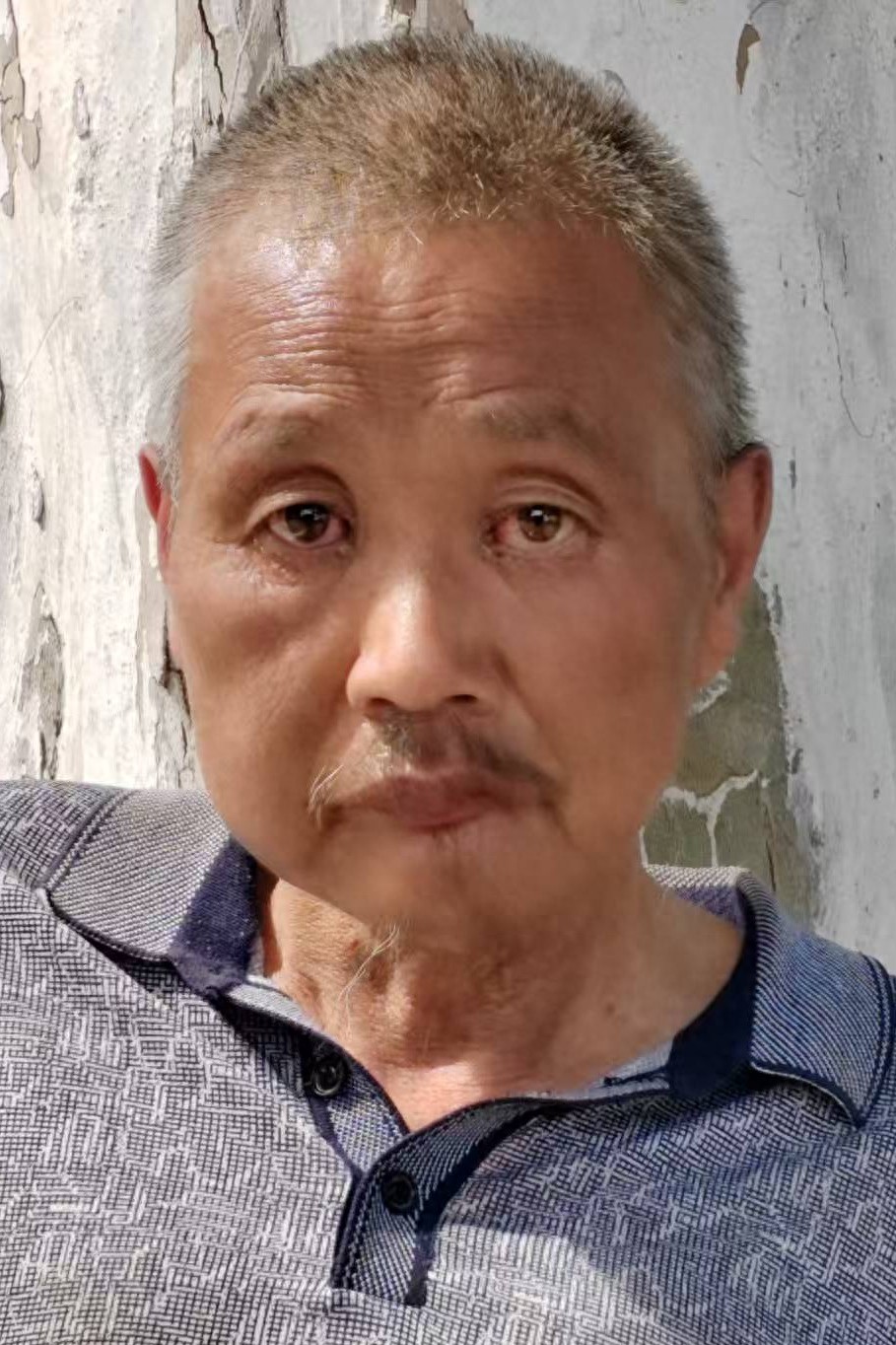 走失者照片 安阳市寻亲：五旬男子被救助，穿灰底...