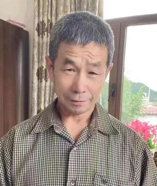 走失者照片 鞍山市急寻：六旬老人走失，患脑梗，...