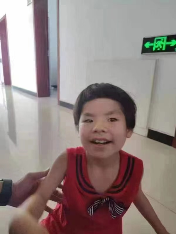 走失者照片 秦皇岛市寻亲：6岁女孩被救助，穿红...