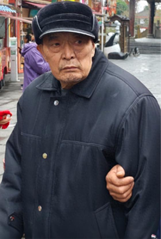 走失者照片 眉山市寻人：八旬老人走失，穿黑色皮...