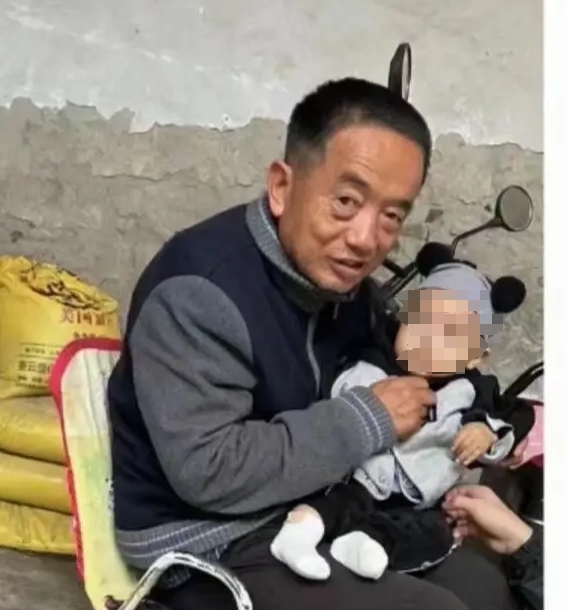 走失者照片 运城市急寻：六旬老人走失，穿条纹秋...