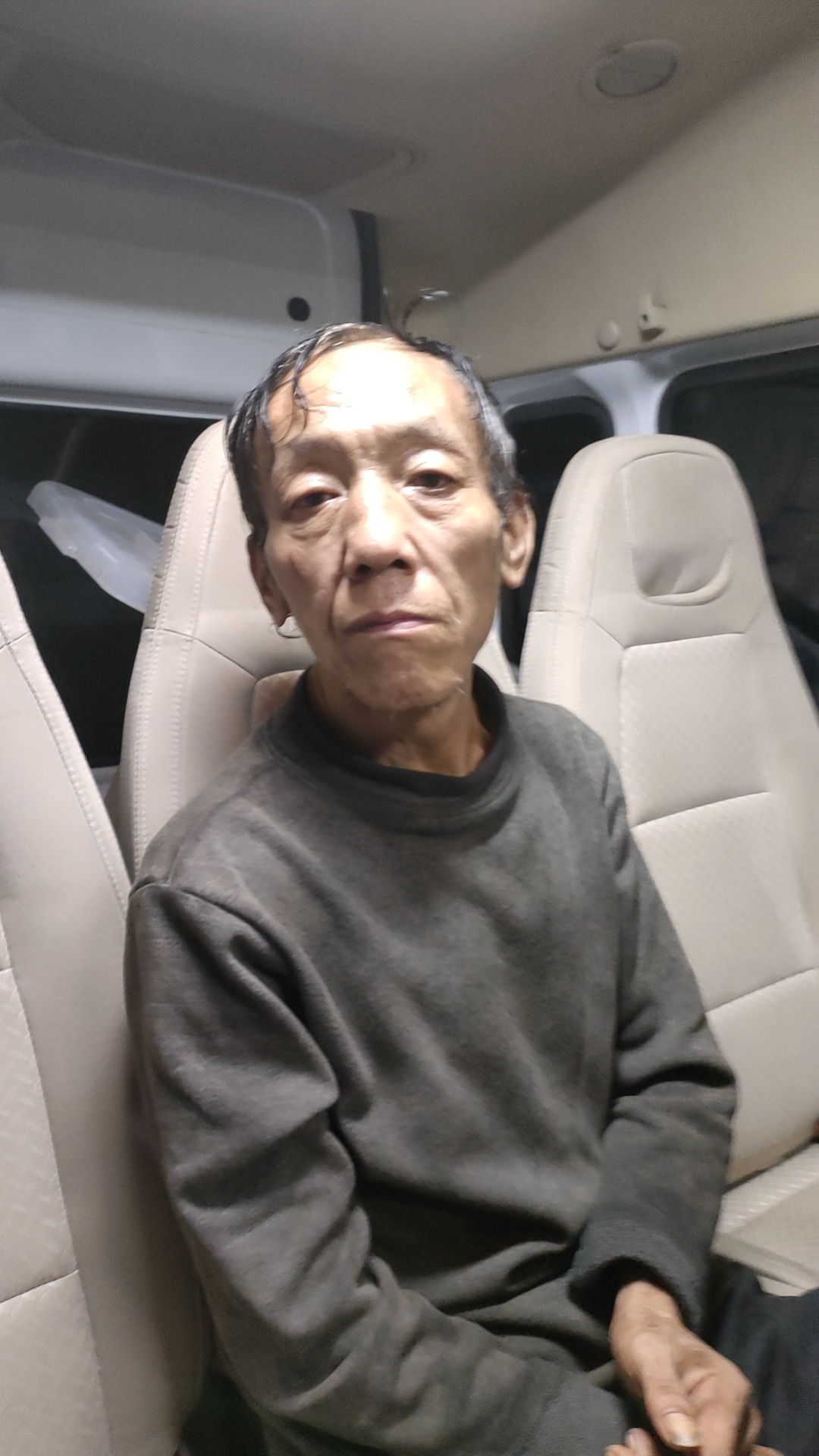 走失者照片 广州市寻亲：五旬男子被救助，穿灰色...