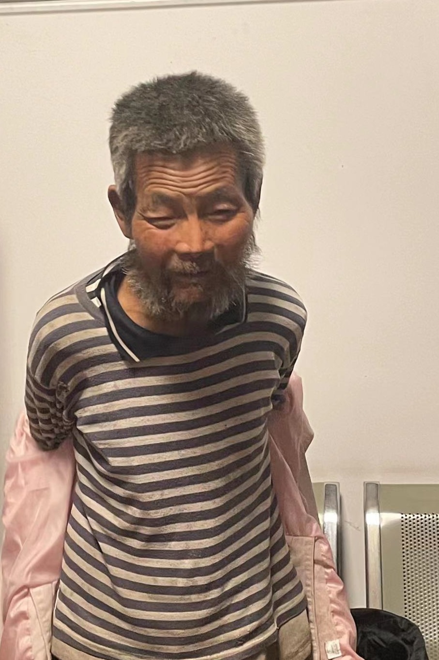 走失者照片 安阳市寻亲：五旬男子被救助，穿黑白...