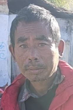 走失者照片 鹤岗市寻亲：五旬男子被救助，穿红黑...