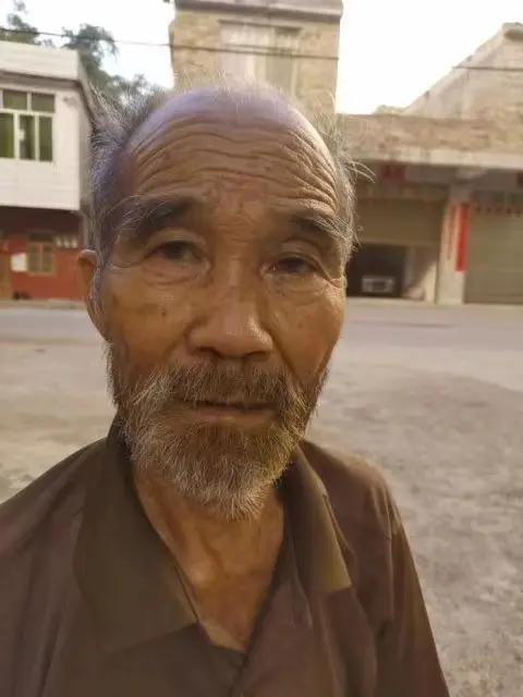 走失者照片 玉林市急寻：七旬老人走失，穿深蓝色...