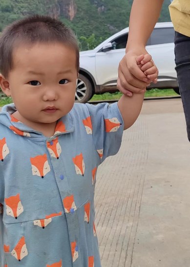 走失者照片 攀枝花市急寻：2岁男童失联，穿黄色...