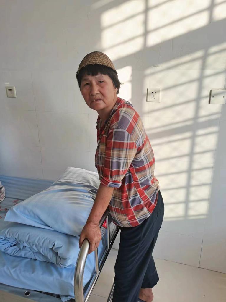 走失者照片 漳州市寻亲：六旬老太被救助，穿灰红...