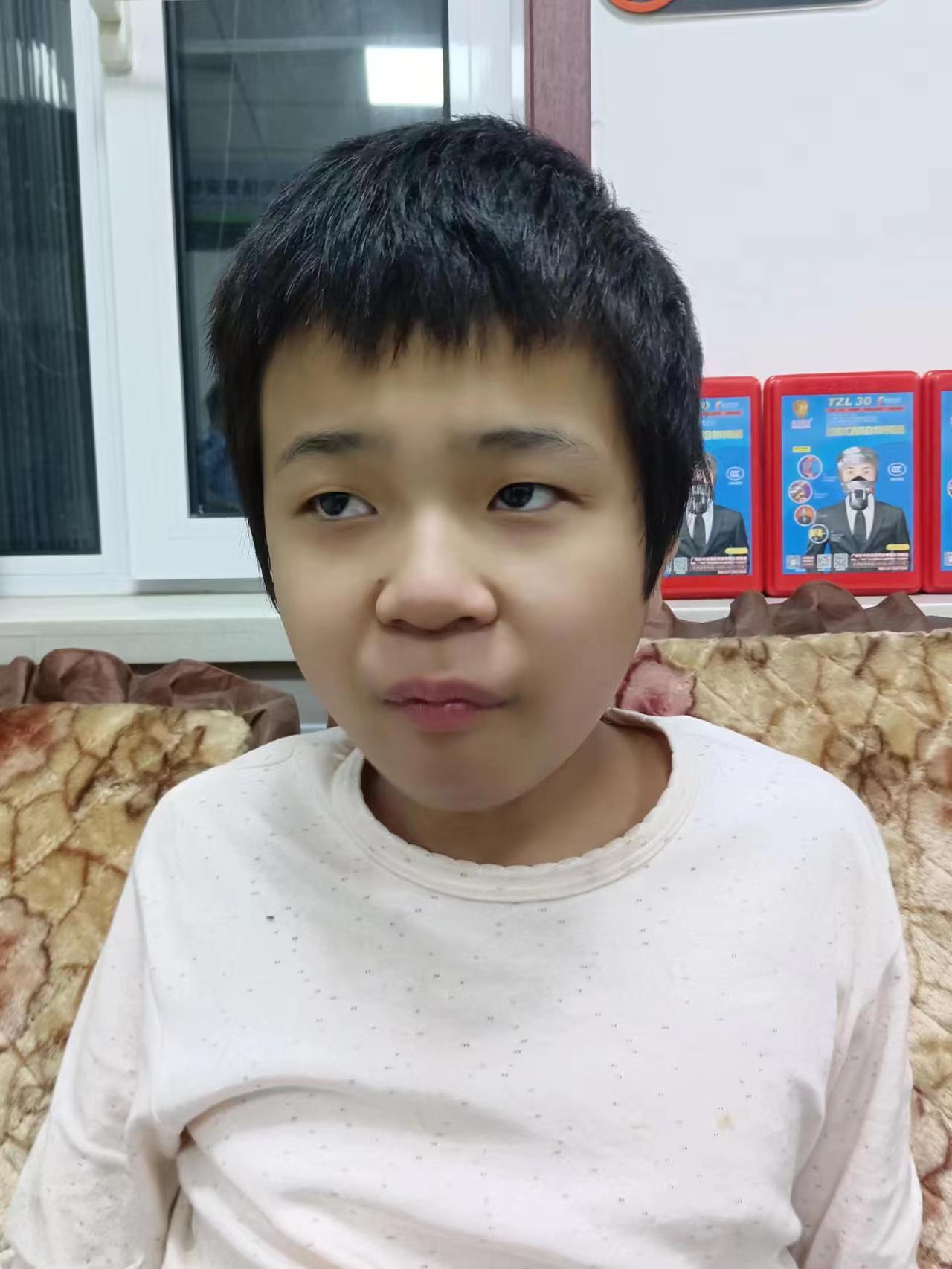走失者照片 天津市寻亲：12岁男孩被救助，穿白...