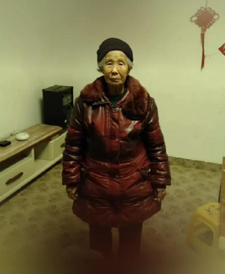 走失者照片 德阳市急寻！九旬老太走失，穿黑色马...