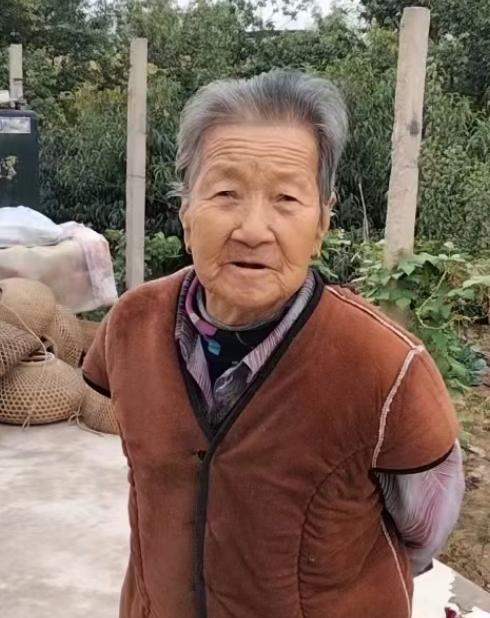 走失者照片 银川市急寻：八旬老太走失，灰白短发...