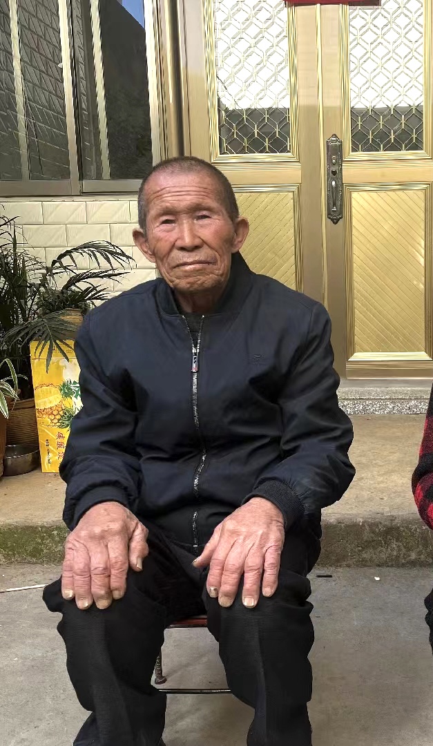 走失者照片 曲靖市七旬老人失联，穿黑色衣裤、蓝...