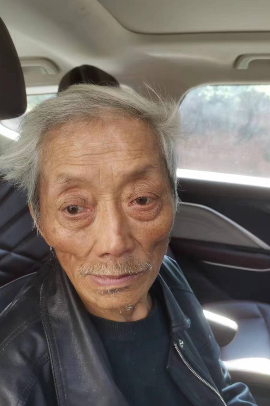走失者照片 成都市寻亲：八旬老人被救助，穿黑色...